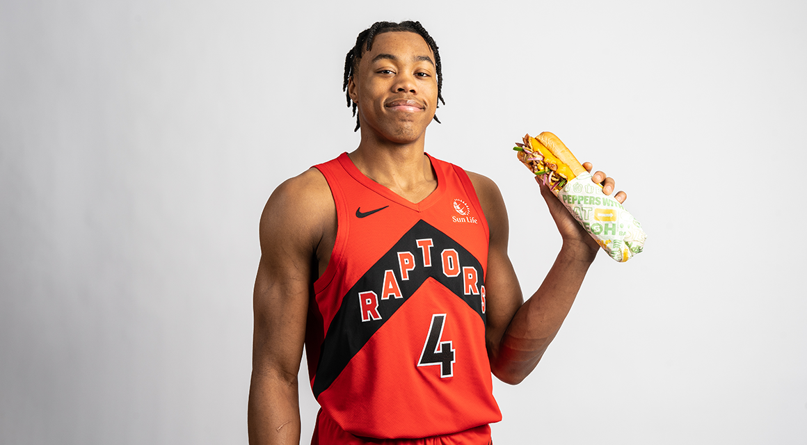 Scottie Barnes tenant un sandwich 12 pouces.